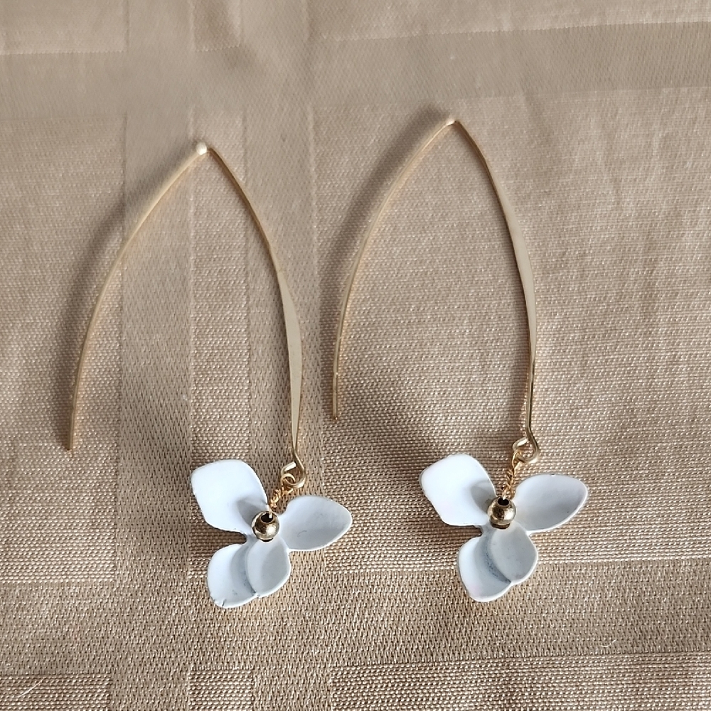 *3 For $10 Item ✨️Elegant Gold and White Floral Earrings